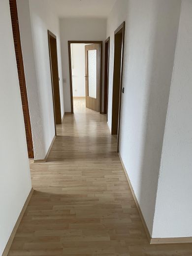 Helle 4 Zimmer-Wohnung mit Balkon in Mainburg – Gang