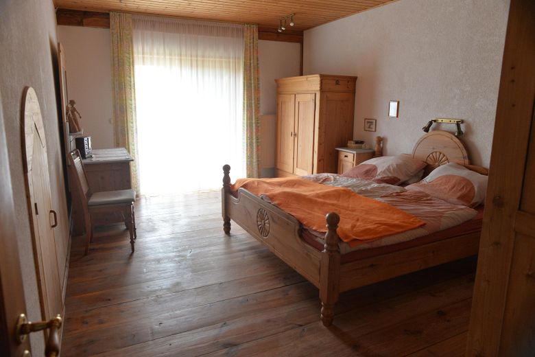 Ökologisch gebautes Holzhaus u. Nebengebäude – Schlafzimmer Erdgeschoss
