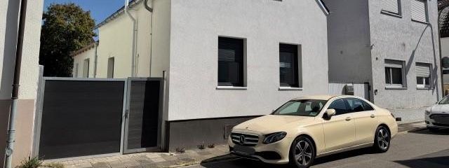 Fully renovated single-family house with modern extension – Straßenansicht