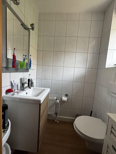 ¡De particular, sin agencia inmobiliaria! Casa adosada intermedia ideal para familias, en una ubicación perfecta y con instalación solar – Gäste-WC