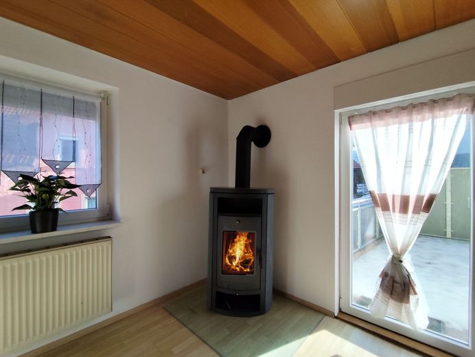 Saniertes Juwel in 95362 Kupferberg: Kamin-Romantik, neue Aufdachdämmung &amp; große Sonnenterrasse! – OG Wohnzimmer Kaminofen + Ausgang Terrasse