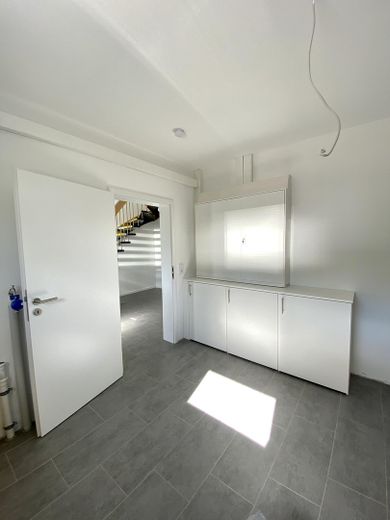 Ambizione urbana. Vivere nel verde. Esclusivo appartamento di 4 locali alle porte di Amburgo – Haustechnik- und Waschbereich