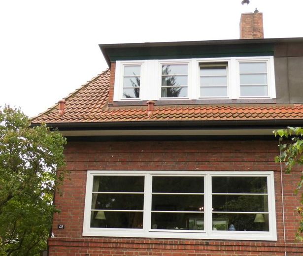 Klassieke rode klinker met oude stijlelementen - twee-onder-een-kapwoning in het noorden van Hamburg – Frontansicht