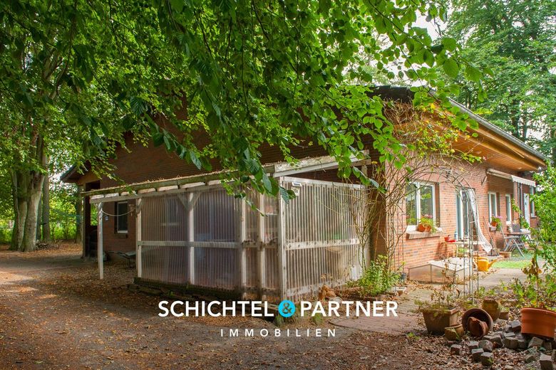 Farge | Solider Bungalow auf Waldgrundstück mit Doppelgarage – S&amp;P | Außenansicht