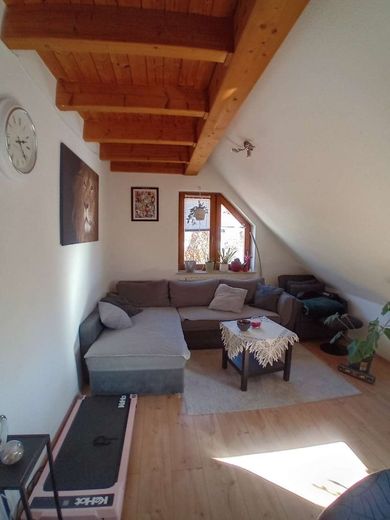 Gemütliche Dachgeschoss-Maisonettewohnung sucht neuen Eigentümer – .