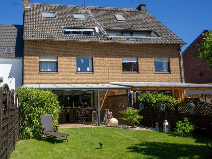 Haus-im-Haus in Moers-Asberg – 4-Zimmer-Maisonette mit Garten, Terrasse & Garage – Foto 1