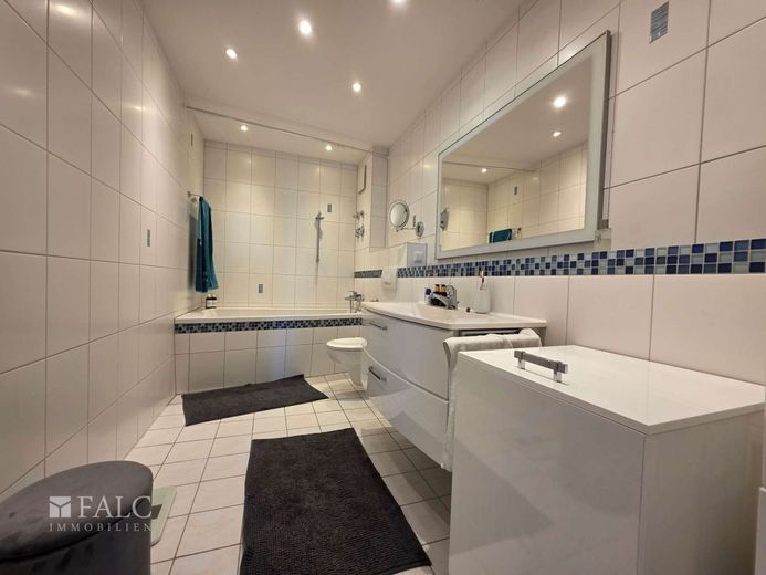 Helle Wohnung mit fußläufig guter Anbindung, West-Balkon und Tiefgaragenstellplatz – Badezimmer