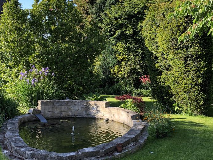 Von Privat: Ein Haus zum Wohlfühlen – Brunnen im Frühling