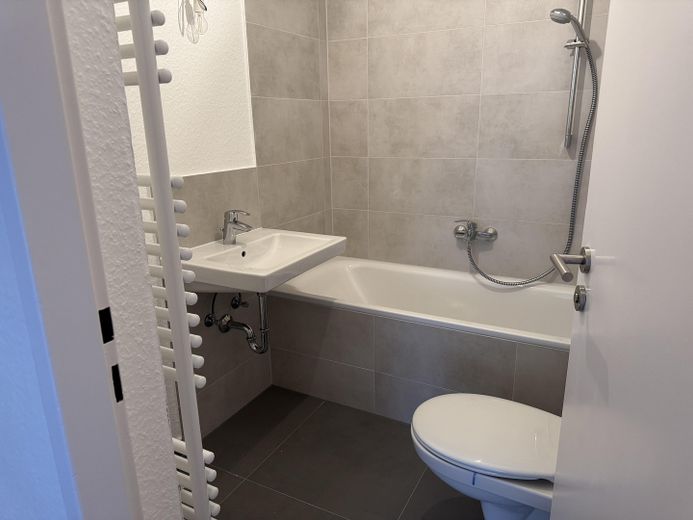 Encantador y amplio apartamento de 2 habitaciones con balcón en una ubicación privilegiada en Berger Straße. – Foto 25
