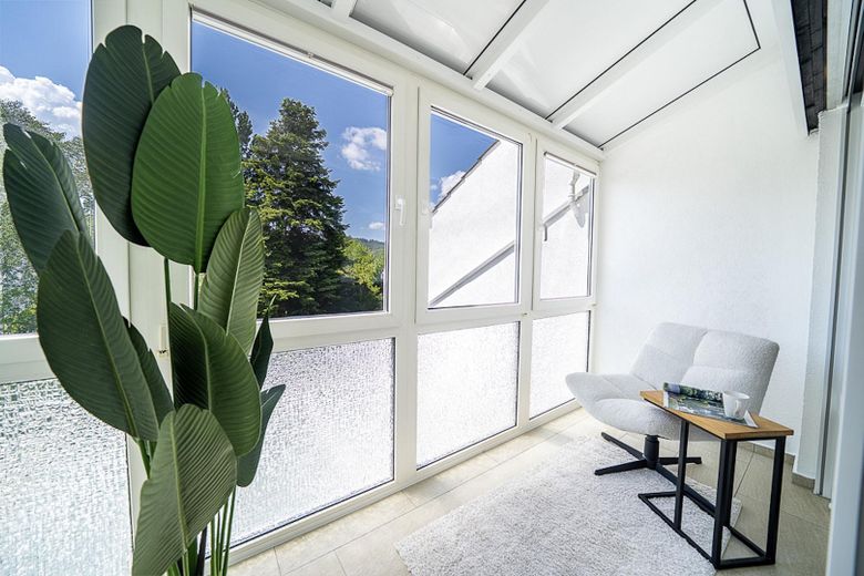 Ein Zuhause mit Charakter – stilvoll saniertes Architektenhaus am Feldrand – Loggia Elternschlafzimmer