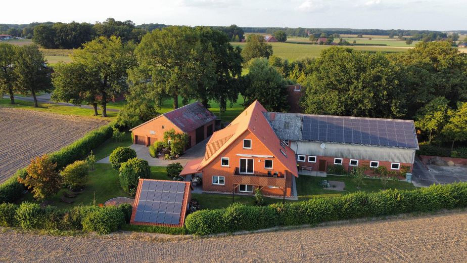Ehemaliges Bauernhaus in ruhiger Umgebung – Luftbild