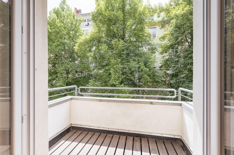 Élégant et paisible au cœur de Wiesbaden : spacieux appartement ancien avec quatre balcons – Balkon ins Grüne
