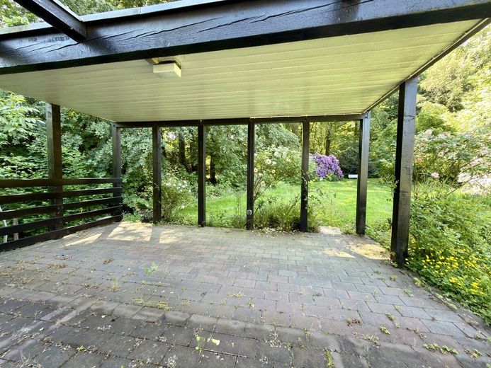 Absolute Rarität: Bungalow in Schildgen mit 6.612 m² Grundstück in direkter Waldrandlage – Terrassenansicht