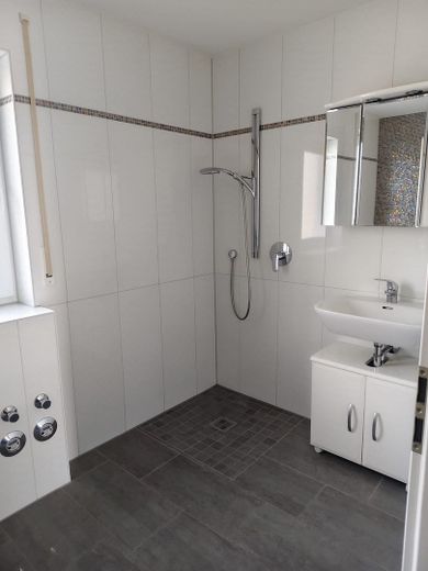Zentral gelegene 80qm-Wohnung mit großem Sonnenbalkon – Tageslichtbad mit Dusche