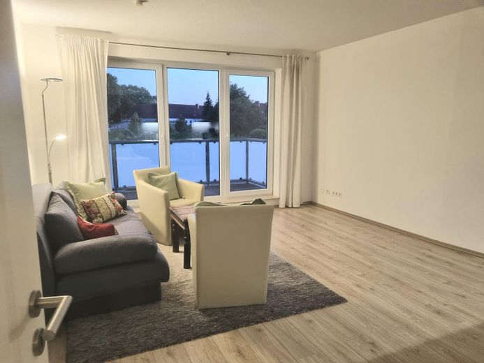Wohnen und Arbeiten an einem Ort? Moderne Stadtwohnung mit Dachterrasse. – Wohnzimmer 2. Etage