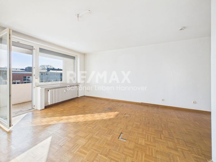 *reserviert* Renovierungsbedürftige, sonnige 3 Zimmer- Wohnung – Wohnzimmer