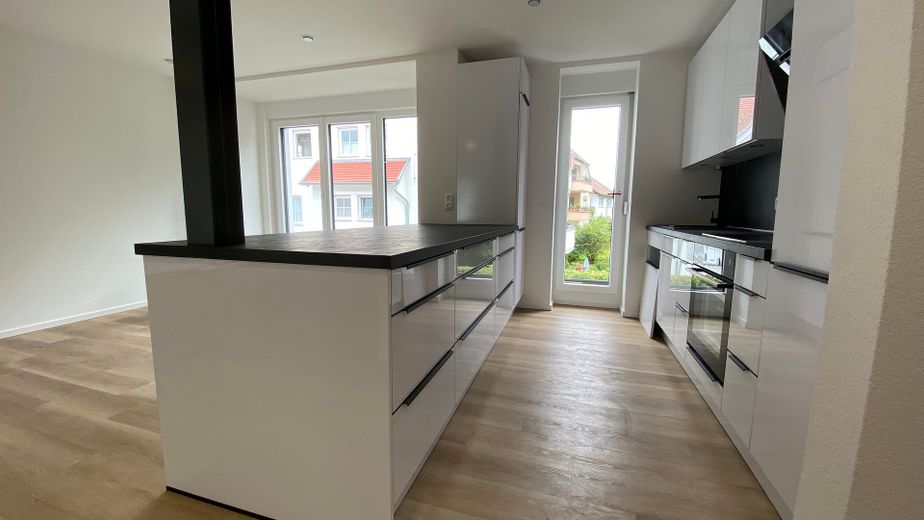 4-Zimmerwohnung in Traumlage mit Kachelofen, Balkon, Dachterrasse, Gästebad und Garage – Küchenblock Zugang