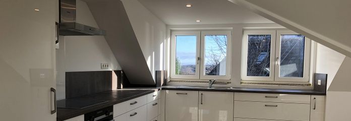 Exklusive Dachgeschosswohnung mit 2 Zimmern sowie Loggia in bevorzugter Lage von Plön – Wohnküche