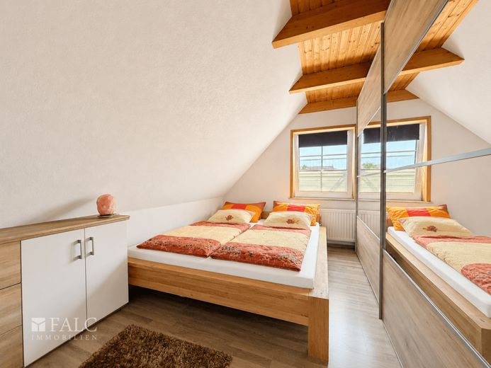 ***Großzügiges Einfamilienhaus mit Außenfachwerk und traumhaftem Garten*** – Schlafzimmer