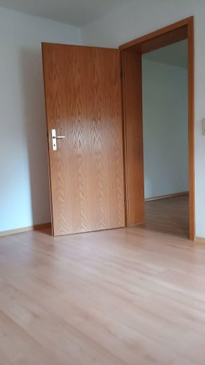 3-pokojowe mieszkanie na parterze z tarasem od strony południowo-wschodniej i miejscem parkingowym – prywatnie i bez prowizji – Zeitlose Holztüren