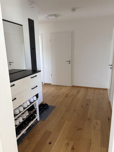 Pregiato appartamento di 3 locali nell’area Glashütte – parquet in rovere, cucina componibile, Smart Home, posto auto interrato – Flur