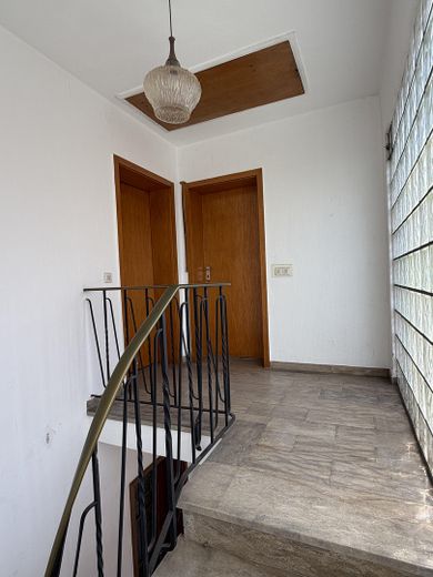Doppelhaushälfte auf 531 m² Grundstück – vielseitig nutzbar & ruhig gelegen – Treppenhaus OG/Glasbausteine