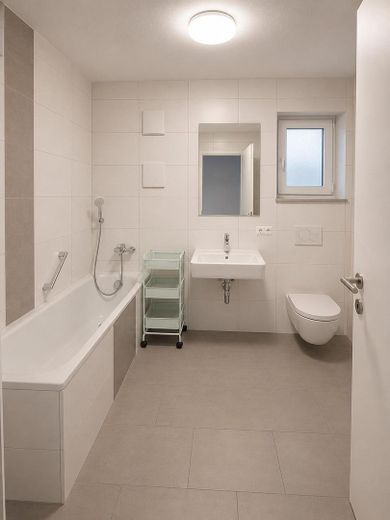 Aantrekkelijk 3,5-kamerappartement met loggia, ingerichte keuken en prachtig uitzicht – Bad
