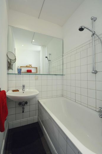 Appartement ancien de 2 pièces avec balcon – entièrement meublé, 57 m² à Winterhude, près du Stadtpark – Bad