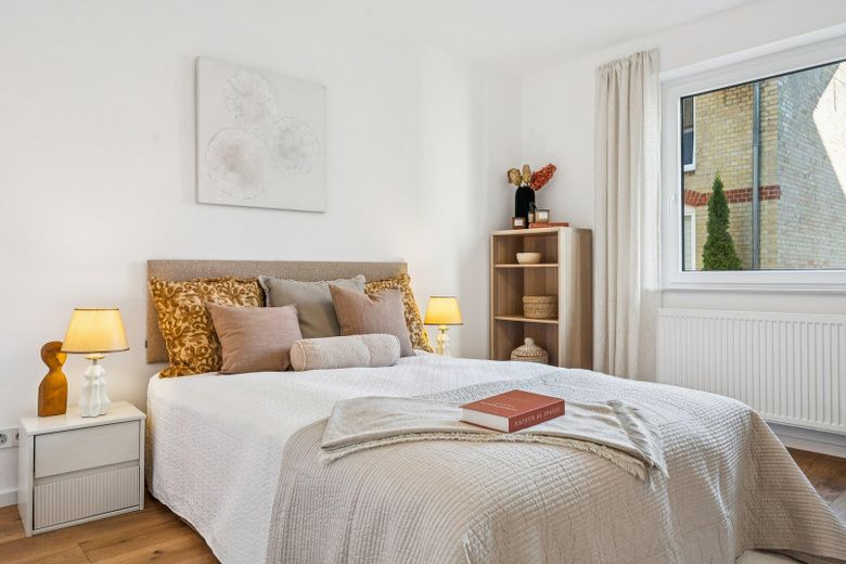 PROVISIONSFREI - FRISCH SANIERTE 3-ZIMMER-WOHNUNG MIT BALKON & EICHENPARKETT – Schlafzimmer