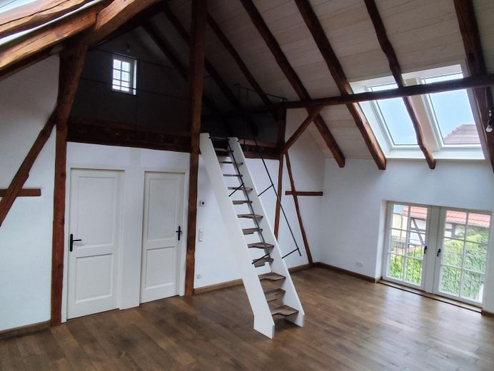 Licht & Weite – Altholz, Lehm und historischer Charme – Wohnzimmer 