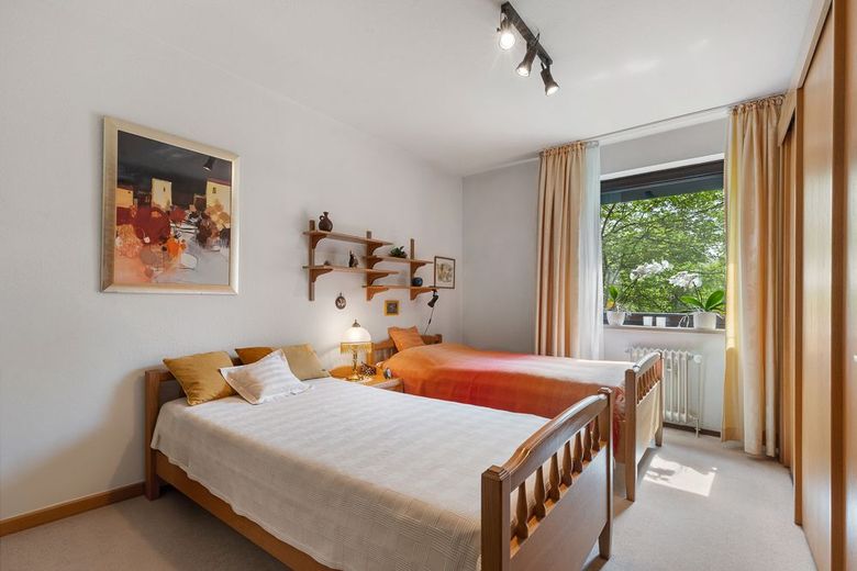 !WARTELISTE!:Helle 4-Zimmer-Wohnung mit Parkblick, Aufzug und Tiefgaragenstellplatz in Alt-Rahlstedt – Elternschlafzimmer