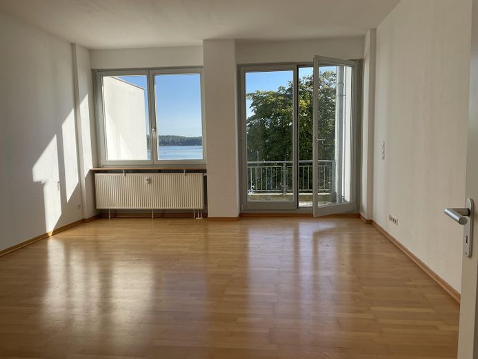 Wohnzimmer mit Balkon