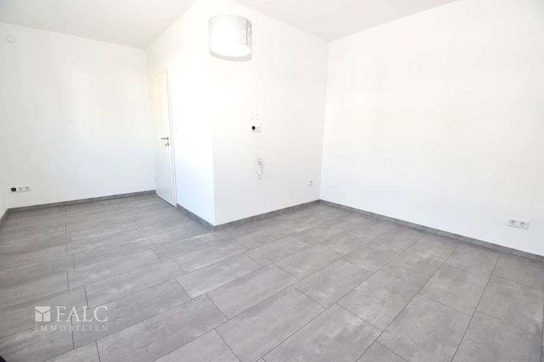 Reserviert! Modernisiertes Dreifamilienhaus mit großem Grundstück und Wintergarten – Kind / Büro EG
