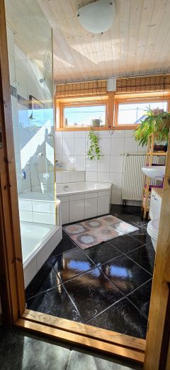 Skandynawski dom marzeń niedaleko Stuttgartu i Ludwigsburga – z mieszkaniem dla gości i połączeniem kolei miejskiej S-Bahn – EG Bad (Badewanne+Dusche)