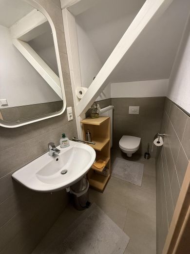 Modernes EFH mit Einliegerwohnung & Traumgarten | Provisionsfrei & bezugsbereit – 2. OG Badezimmer 2