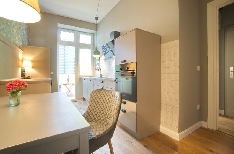 First-time occupancy after renovation: extremely appealingly designed and furnished apartment with loggia overlooking garden – b8aa54585f4812757d093519ac9548739fa6a54f.jpg