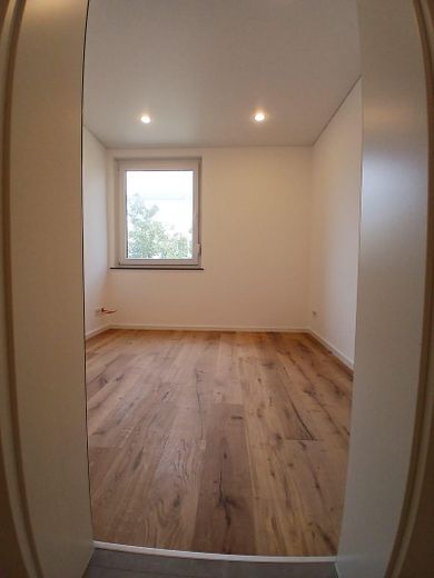 Piso de 4 habitaciones completamente renovado con balcón en Trier-Heiligkreuz – de alta calidad y listo para entrar a vivir – Schlafzimmer klein