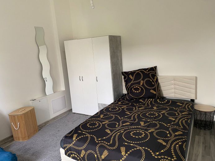 Schicke kleine Wohnung voll möbliert und löffelfertig incl. WLAN – Bett mit Kleiderschrank