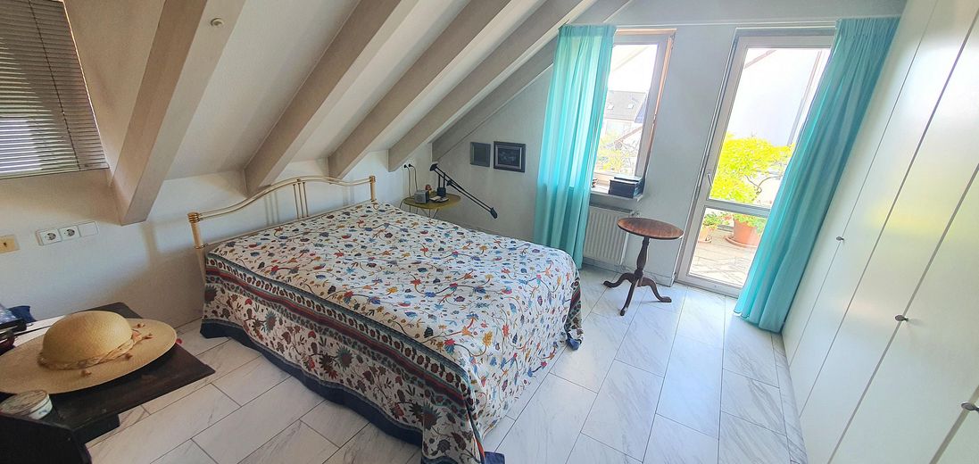 Tolle Lage: Hochwertige 3,5-Zimmer-DG-Galeriewohnung mit 2 Balkonen, 2 Bädern, TG und guter Rendite – Schlafzimmer