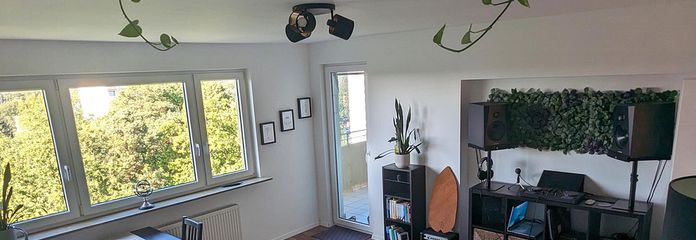 helles Wohnzimmer mit Balkonzu