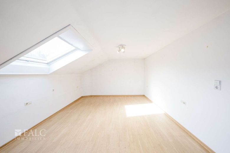 Attraktives Wohnhaus mit Balkon und vielseitigem Nutzungspotenzial in Zentraler Lage von Enzberg – Zimmer 1 DG
