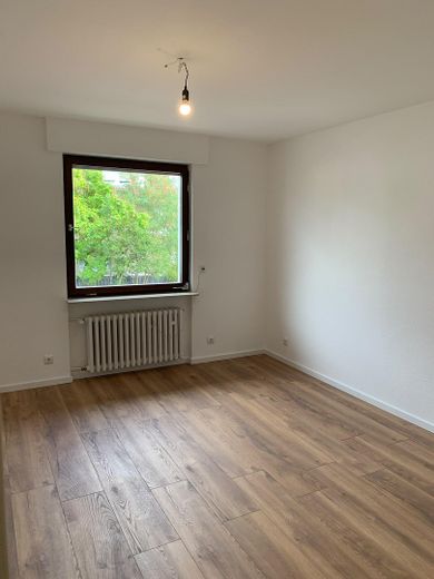 Gruntownie odnowione mieszkanie 3-pokojowe w Neu-Isenburg z balkonem – Schlafzimmer rechts