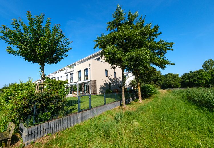 Oberneuland: Like-new end-of-terrace house with green views, roof terrace – commission-free – Reiheneckhaus in zweiter Reihe