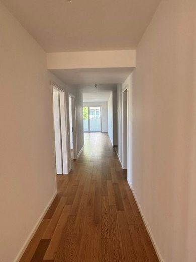 ¡Apartamento de 4 habitaciones con cocina americana y gran balcón! ¡Moderno, cómodo y excelentemente comunicado! – Flur 