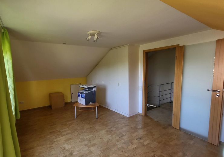 Detached single-family house in Sandhausen with plenty of space and 2 bedrooms on the ground floor – Schlafzimmer OG (Nord)
