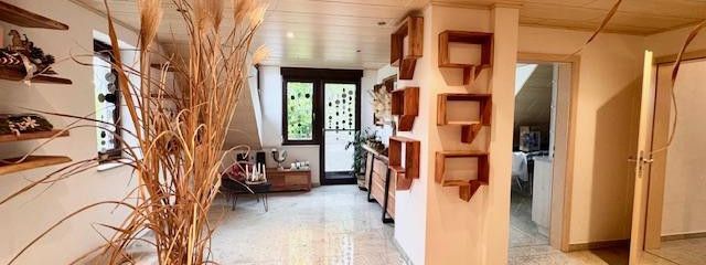 High-quality renovated 3-room apartment with balcony and new fitted kitchen – Modernes Wohnzimmer mit Balkon