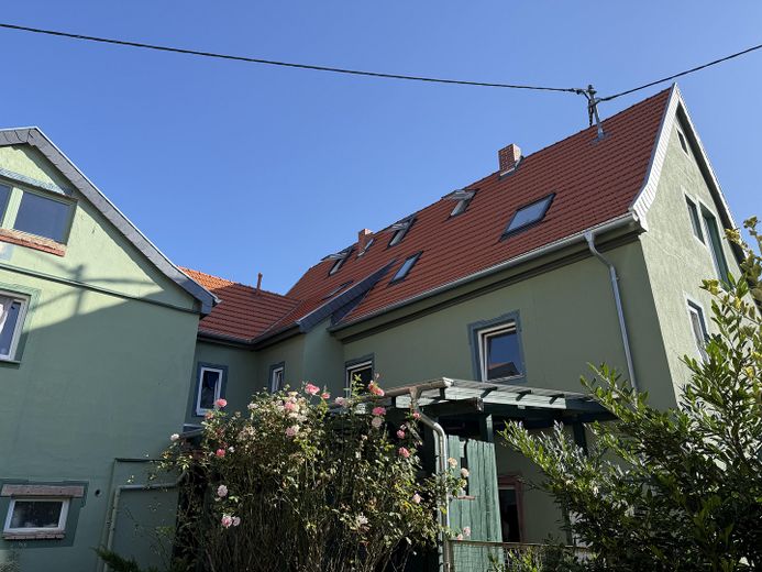 2 ZKB als WG in denkmalgeschütztem Gebäude – Innenhof mit Rosengarten