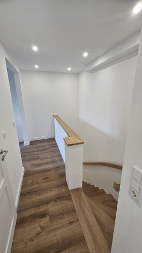 Stilvoll kernsaniert – helle Maisonettewhg m. neuer EBK, Balkon & Terrasse im begehrten Geteviertel – Treppe und Flur Ansicht 2