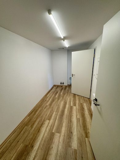 Nowoczesne mieszkanie w domu wielopokoleniowym z garażem – Abstellen/ Hauswirtschaft