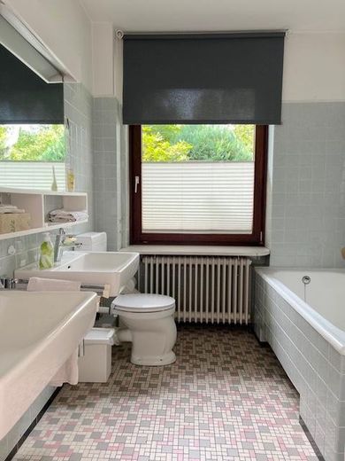 Rissen - Bungalow mit Entwicklungspotential  **courtagefrei** – Badezimmer